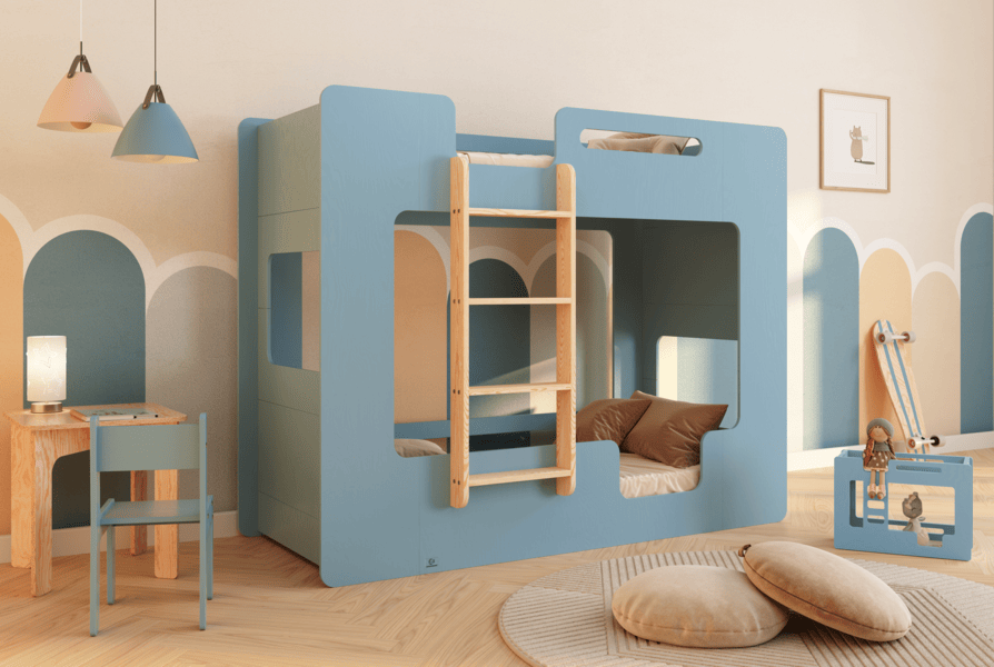 Niebieskie drewniane łóżko piętrowe MIMI B obok jego miniatura dla lalek w kolorze niebieskim